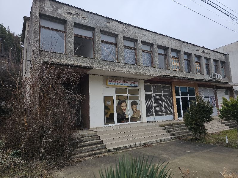 1/2 (една втора) идеална част от Самостоятелен обект, представляващ ТЪРГОВСКО ПОМЕЩЕНИЕ № 2