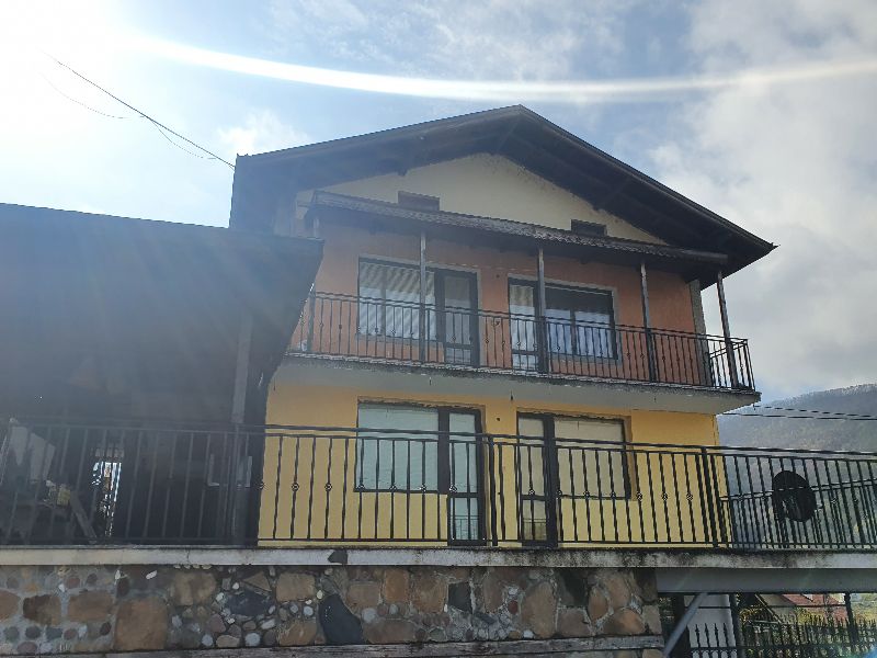 Пазрцел с къща